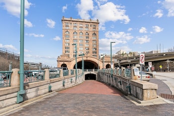 placemakr downtown pittsburgh at the pennsylvanian