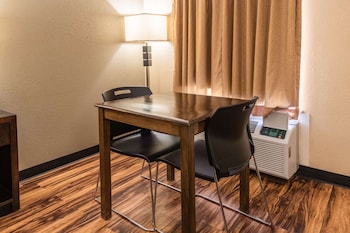 econo lodge hillsboro i 35