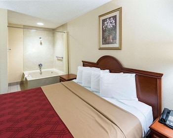 econo lodge hillsboro i 35