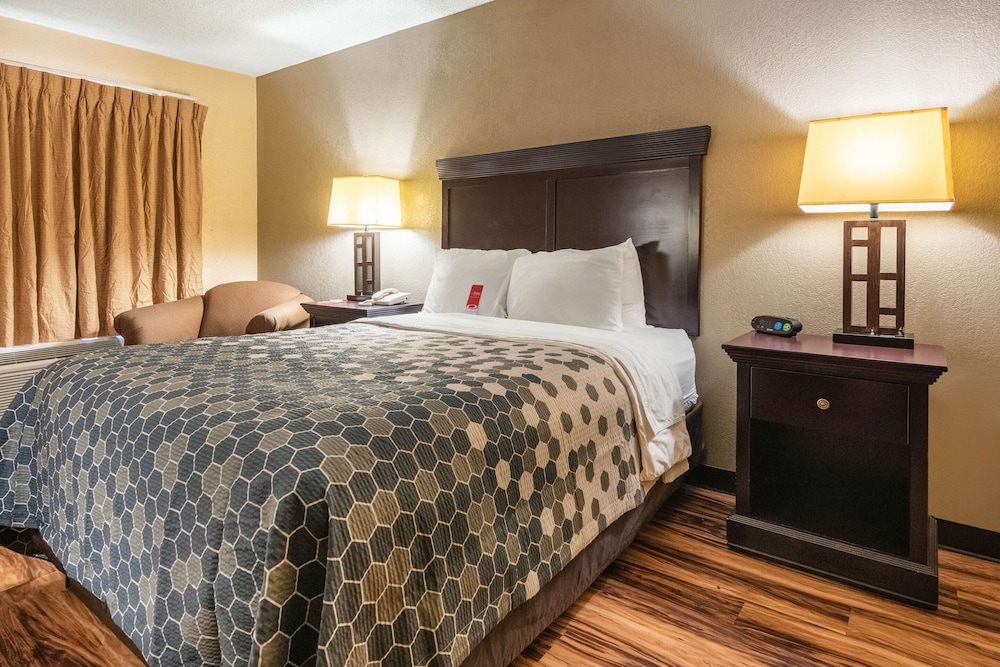 econo lodge hillsboro i 35