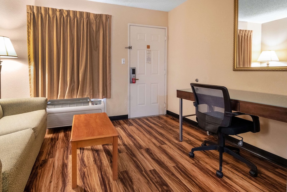 econo lodge hillsboro i 35