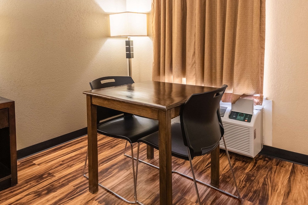 econo lodge hillsboro i 35