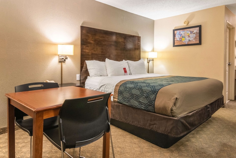 econo lodge hillsboro i 35