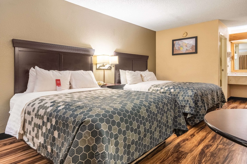 econo lodge hillsboro i 35