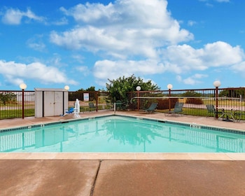 econo lodge hillsboro i 35