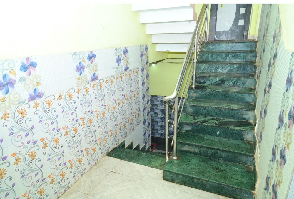 dhamstay hotel padoshi near beach puri