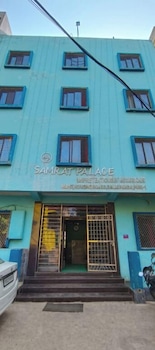 dhamstay hotel samrat palace near beach