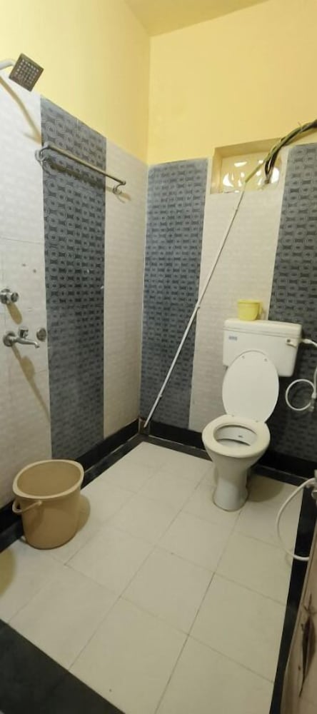 dhamstay hotel samrat palace near beach