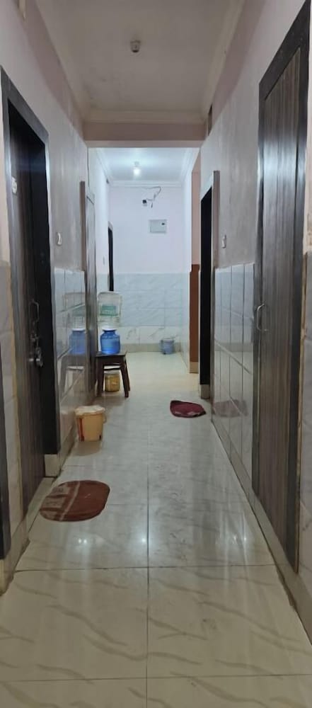 dhamstay hotel samrat palace near beach