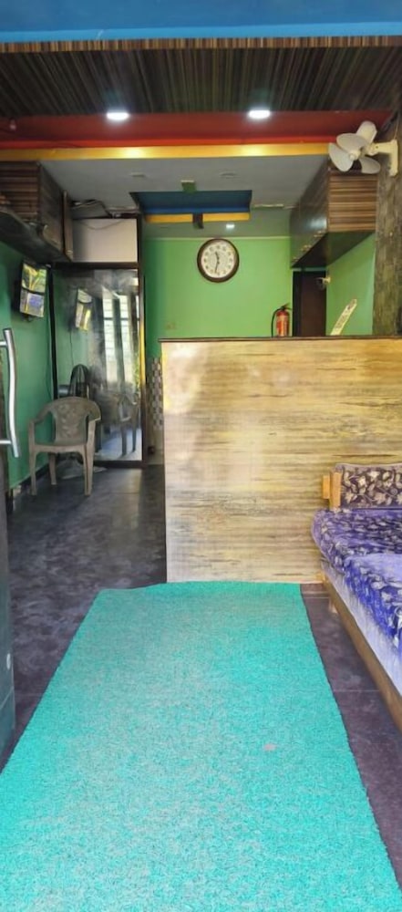 dhamstay hotel samrat palace near beach