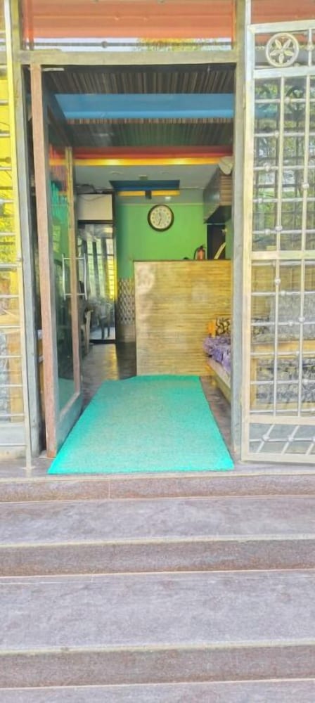 dhamstay hotel samrat palace near beach