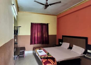 dhamstay hotel samrat palace near beach