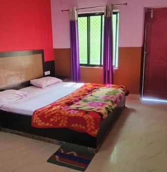 dhamstay hotel samrat palace near beach