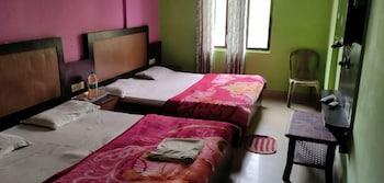 dhamstay hotel samrat palace near beach