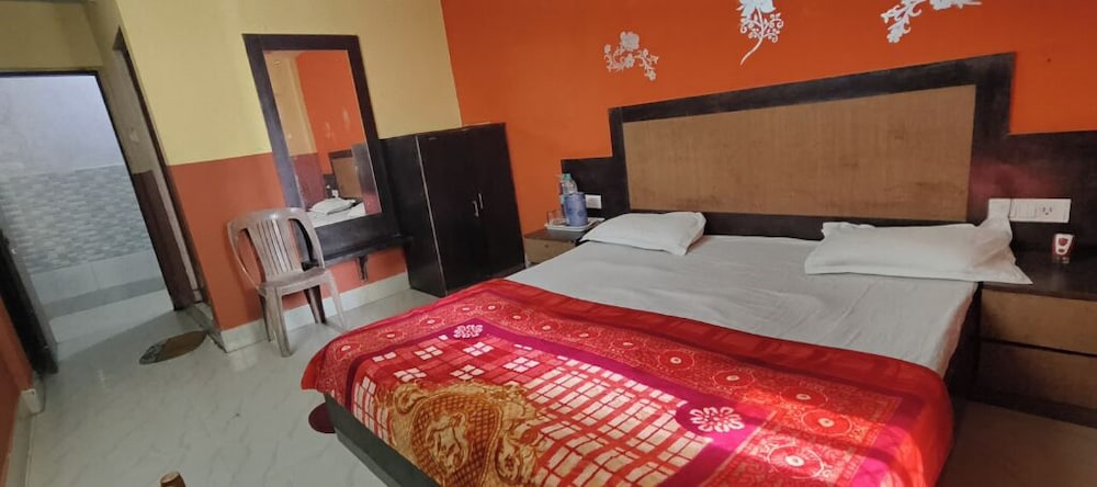 dhamstay hotel samrat palace near beach