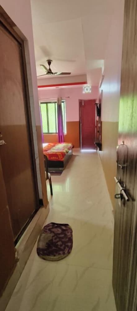 dhamstay hotel samrat palace near beach