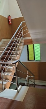 dhamstay hotel samrat palace near beach