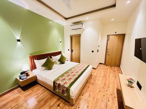 Hotel Ip Swarn Near Anand Vihar Vaishali,,2 star