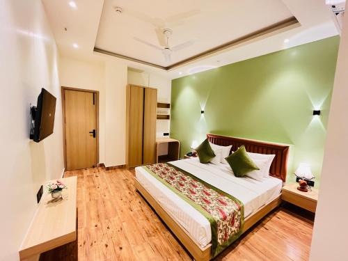 Hotel Ip Swarn Near Anand Vihar Vaishali,,2 star