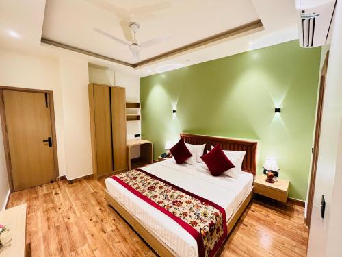 Hotel Ip Swarn Near Anand Vihar Vaishali,,2 star