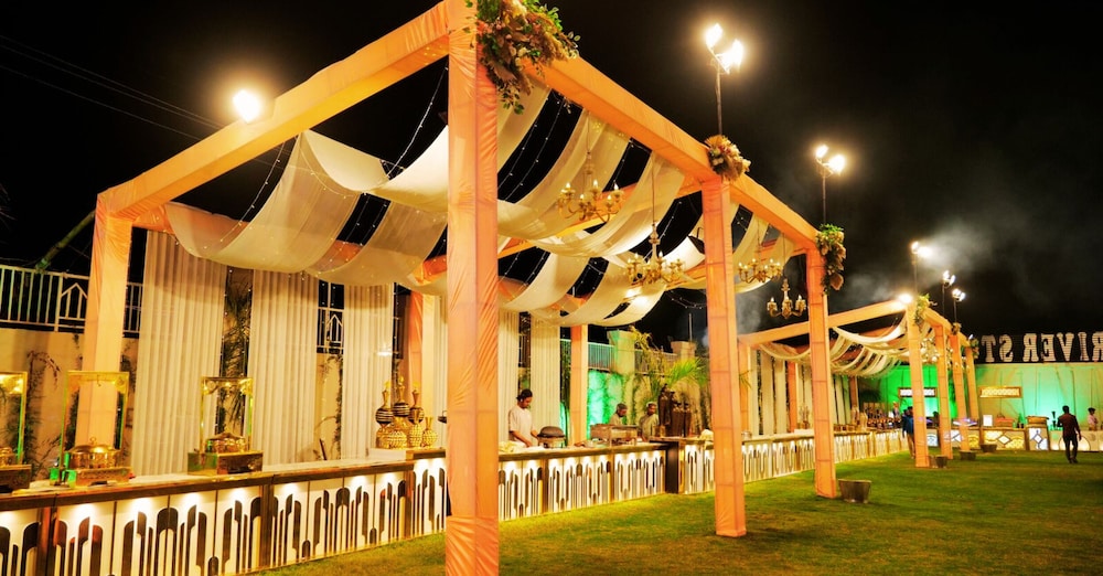 orchha river stone resort