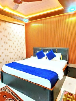 hotel r k villa 700 mtr vishwanth temple