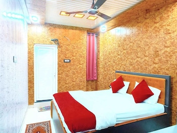 hotel r k villa 700 mtr vishwanth temple