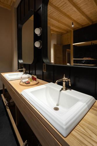 the postcard in the himalayan willows