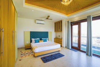 alaya stays bydm the sky heaven 4 bhk penthouse 15 min from triveni ghat with balcony and lift