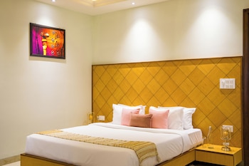 alaya stays bydm the sky heaven 4 bhk penthouse 15 min from triveni ghat with balcony and lift