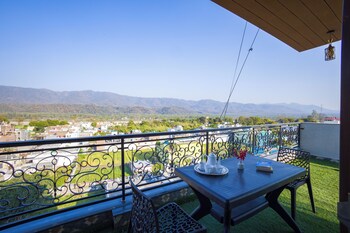 alaya stays bydm the sky heaven 4 bhk penthouse 15 min from triveni ghat with balcony and lift