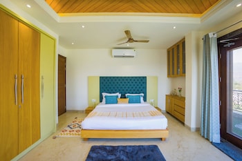 alaya stays bydm the sky heaven 4 bhk penthouse 15 min from triveni ghat with balcony and lift