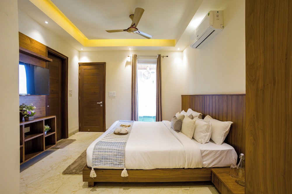 alaya stays bydm the sky heaven 4 bhk penthouse 15 min from triveni ghat with balcony and lift