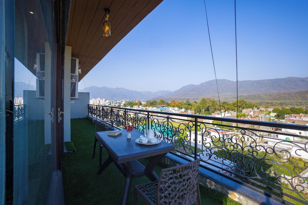 alaya stays bydm the sky heaven 4 bhk penthouse 15 min from triveni ghat with balcony and lift