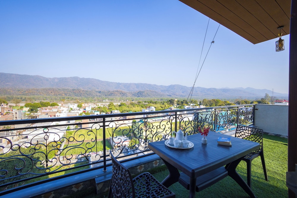 alaya stays bydm the sky heaven 4 bhk penthouse 15 min from triveni ghat with balcony and lift