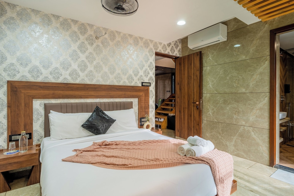 alaya stays 3 bhk with pool near khandala hills imperial serenia