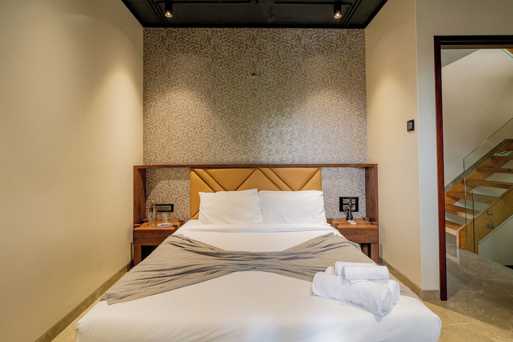 alaya stays 3 bhk with pool near khandala hills imperial serenia