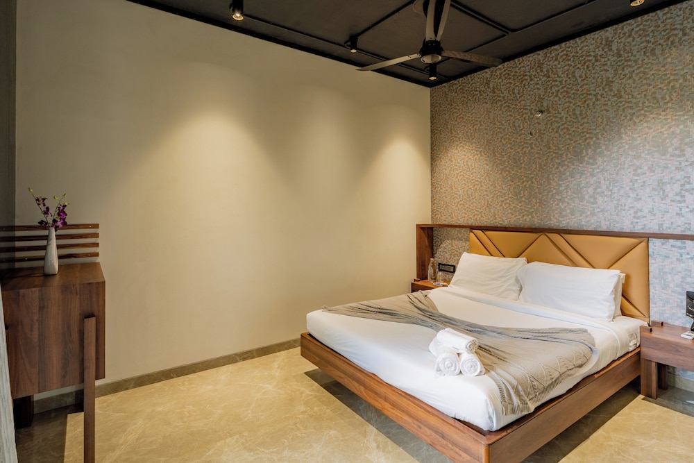 alaya stays 3 bhk with pool near khandala hills imperial serenia