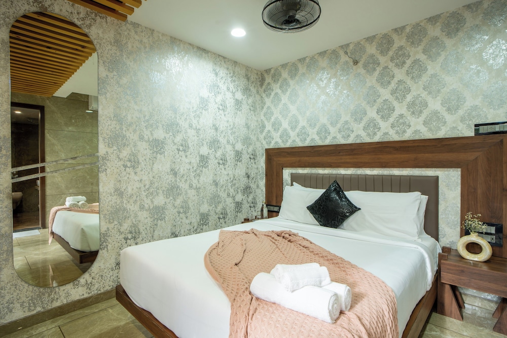 alaya stays 3 bhk with pool near khandala hills imperial serenia