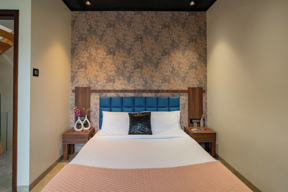 alaya stays 3 bhk with pool near khandala hills imperial serenia