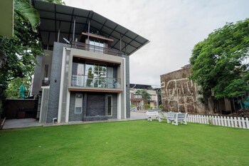 alaya stays 3 bhk with pool near khandala hills imperial serenia