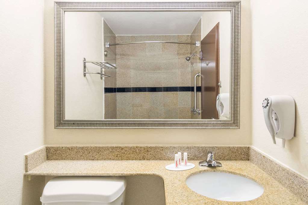 super 8 by wyndham beaumont i 10 south college st