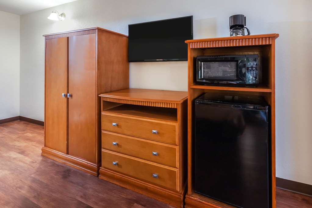 super 8 by wyndham beaumont i 10 south college st