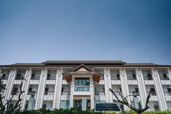 sand and river hotel