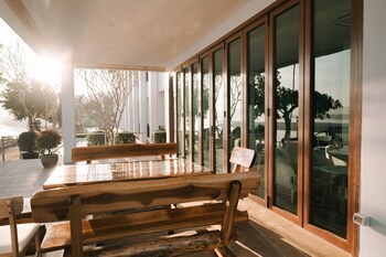 sand and river hotel