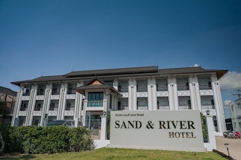 sand and river hotel