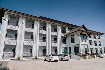 sand and river hotel