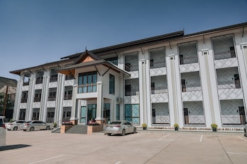 sand and river hotel