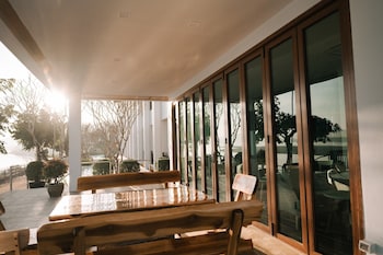 sand and river hotel