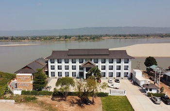 sand and river hotel